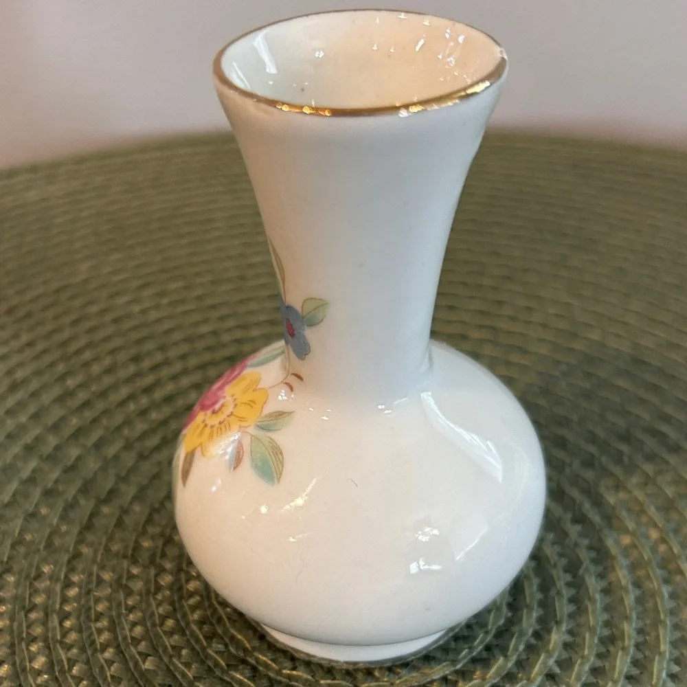 Vtg China Decorative Ceramic Floral Pattern Mini Gold Rimmed Bud Vase 3.75 inch.